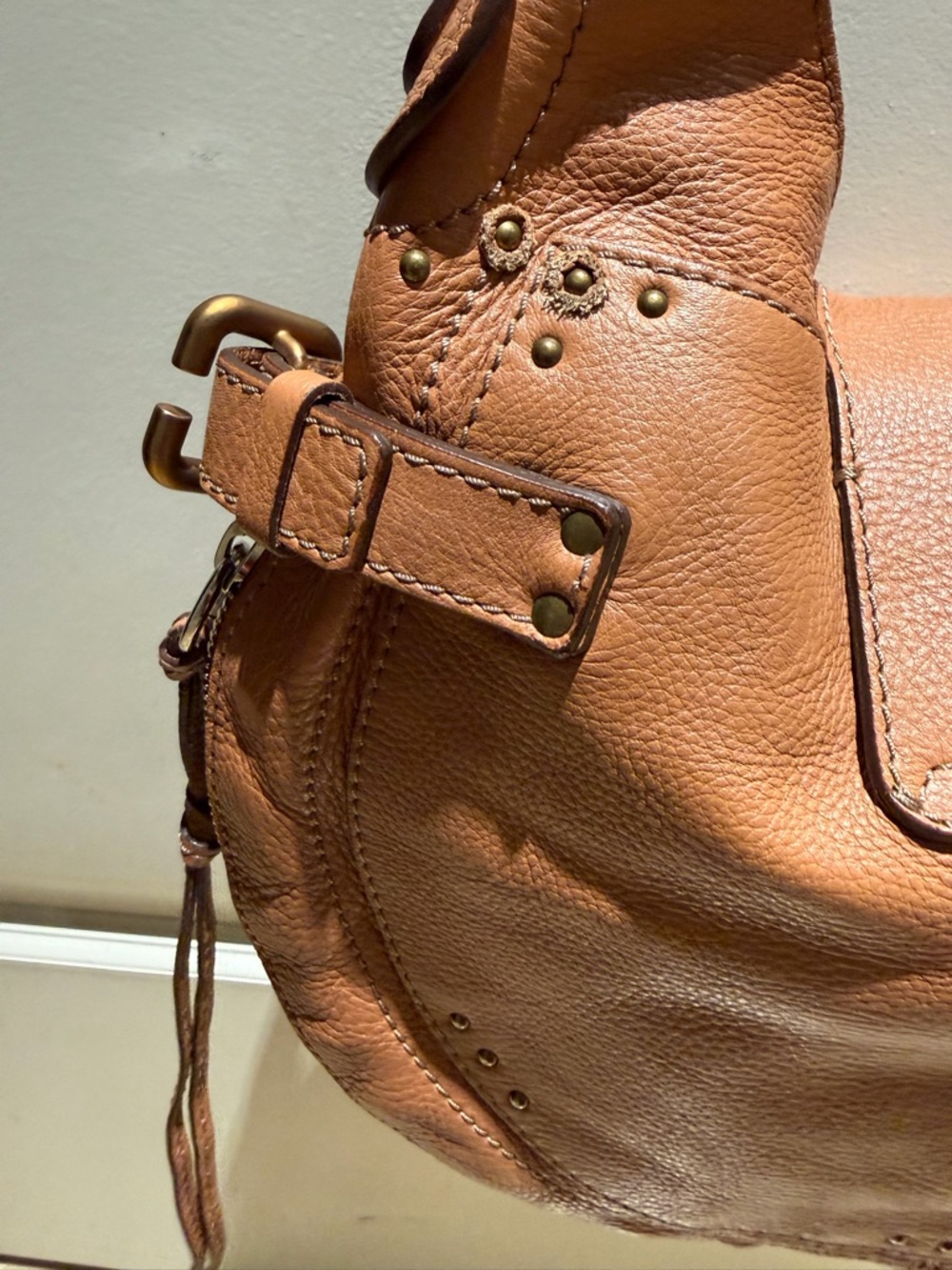 Chloe leather Shoulder Bag in Tan - Classic Women's Handbag - Picture 2 of 8